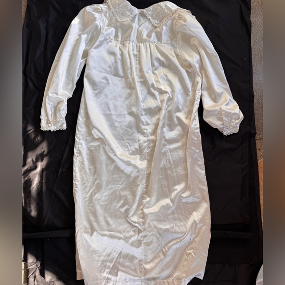 Vintage 80s Elegant White Satin nightgown with Lace Collar - Picture 5 of 6